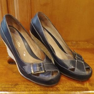 Aerosoles Ladies Sz 7 Black leather heels.